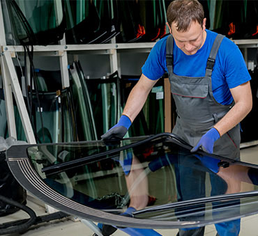 Carborough-worker-autoglass-replacement